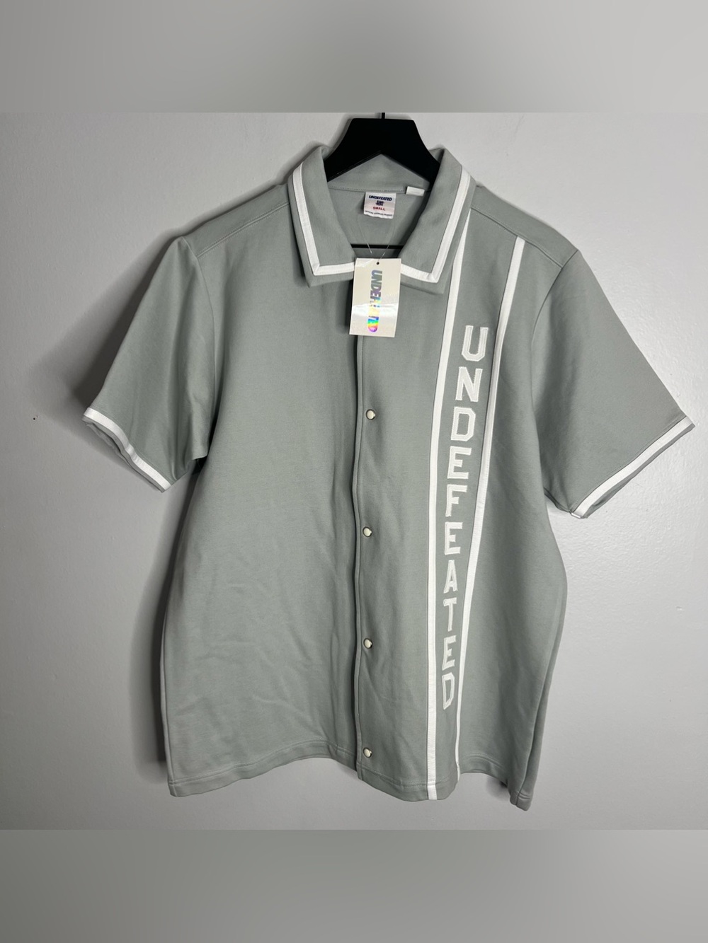 Undefeated Short Sleeve Shooter Shirt Mens Small Grey NWT